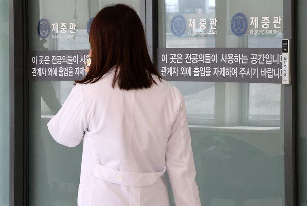 지난 8일 서울 시내의 한 대학병원 전공의 전용공간 앞으로 의료진이 이동하고 있다. (사진=뉴스1)