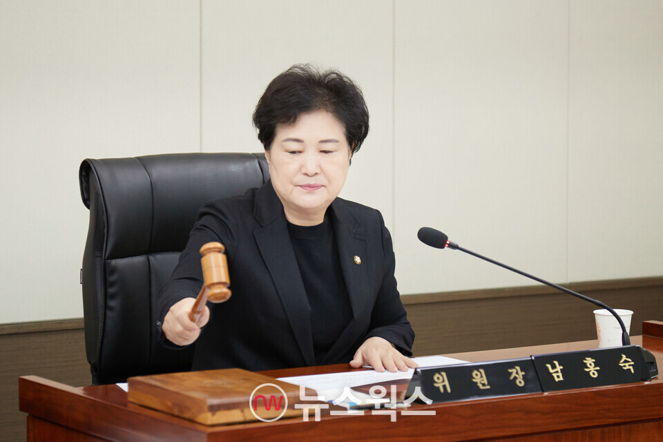  남홍숙 용인시의회운영위원회 위원장이 11일 회의를 주재하고 있다. (사진제공=용인시의회)