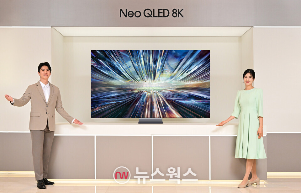 삼성전자 모델이 역대급 성능의 '3세대 AI 8K 프로세서'를 탑재한 2024년형 Neo QLED 8K TV 신제품을 소개하고 있다. (사진제공=삼성전자)
