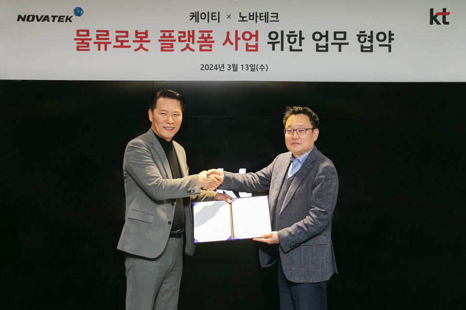 이상호(오른쪽) KT AI 로봇사업단장과 송동석 노바테크 대표가 13일 업무협약을 체결하고 있다. (사진제공=KT)