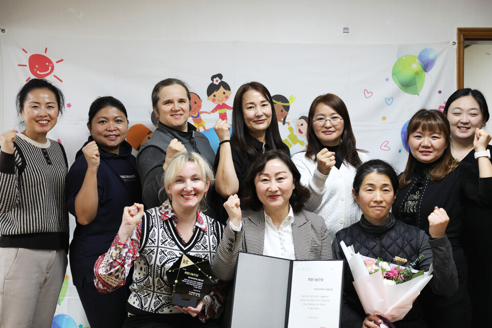 김홍리(아랫줄 가운데) 대표를 비롯한 이주여성강사들이 희망나눔인상을 수상한 뒤 기념 촬영을 하고 있다. (사진제공=KT)