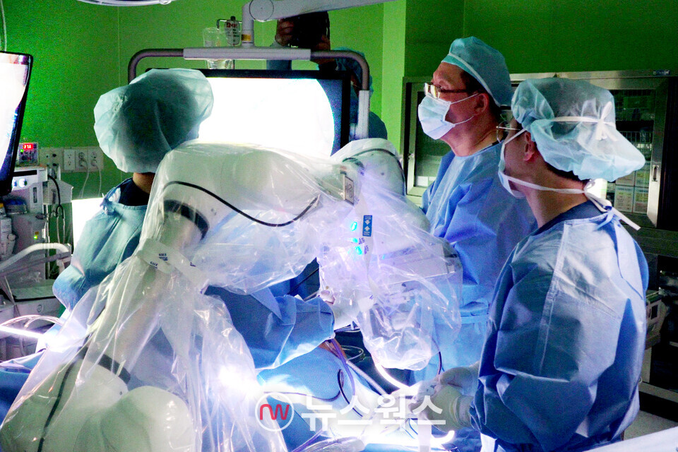 지난 12일 대구 구병원에서 진행된 담낭 제거 수술에 협동로봇을 활용한 복강경 수술 보조 솔루션이 투입돼 임무를 수행하고 있다. (사진제공=두산로보틱스)