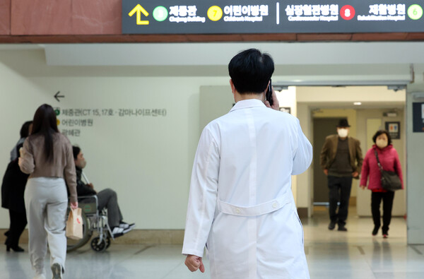 14일 서울의 한 대학 병원에서 의료진이 이동하고 있다. (사진=뉴스1)