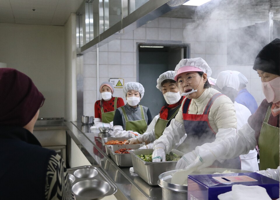 김정재(오른쪽 두 번째) 의원이 14일 포항시노인복지회관에서 점심 배식봉사에 나서고 있다. (사진제공=김정재 의원실)