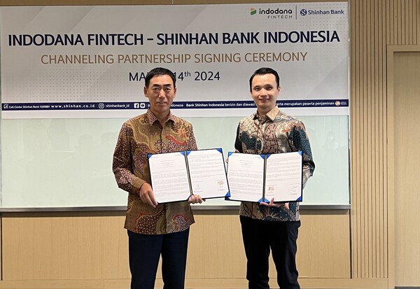 구형회(왼쪽) 신한인도네시아은행 법인장과 제리 앤슨 인도다나 이사가 업무 협약 후 기념촬영을 하고 있다. (사진제공=신한은행)