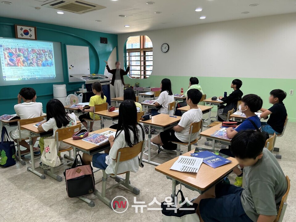 안양시가 무료로 운영하는 권역별 영어체험센터에서 학생들이 영어 수업을 받고 있다. (사진제공=안양시)