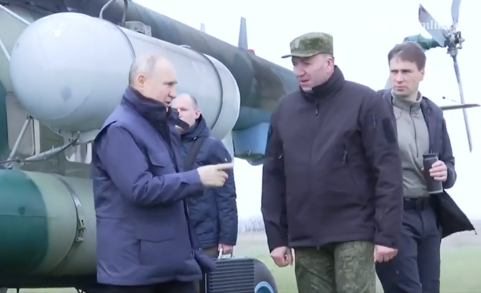 지난해 4월 우크라이나 동부 루한스크 지역에 도착해 헬리콥터에서 내린 블라디미르 푸틴(왼쪽) 러시아 대통령. (출처=푸틴 페이스북)
