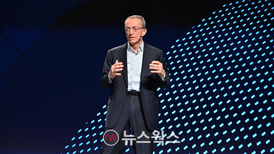 ​팻 겔싱어 인텔 CEO가 인텔 파운드리 다이렉트 커넥스 행사에서 사업 계획을 발표하고 있다. (사진제공=인텔)​