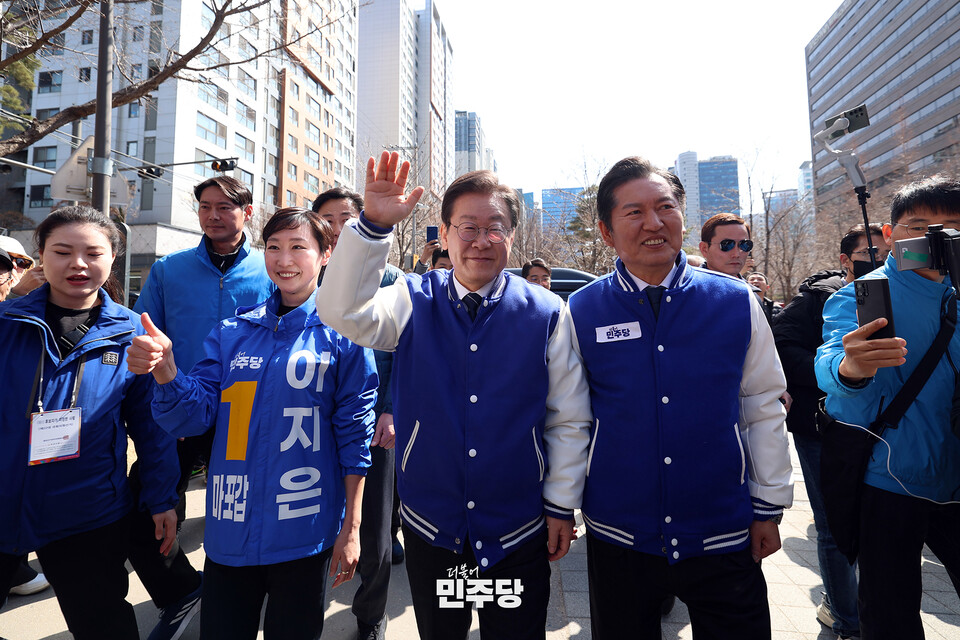 이재명(오른쪽 두 번째) 18일 서울 마포구 소재 경의선 숲길에서 서울 마포 현장 기자회견에 이어 거리 인사에 나서고 있다. (사진제공=민주당)