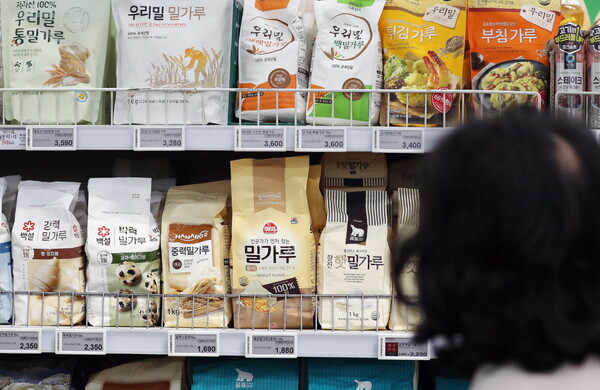 서울 한 대형마트를 찾은 고객이 밀가루를 살펴보고 있다. (사진=뉴스1)