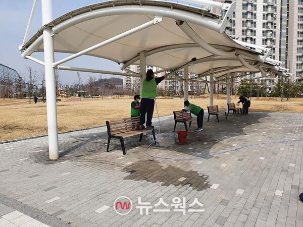 시 공원과 근로자들이 모란근린공원 내 벤치를 청소하고 있다. (사진제공=성남시)