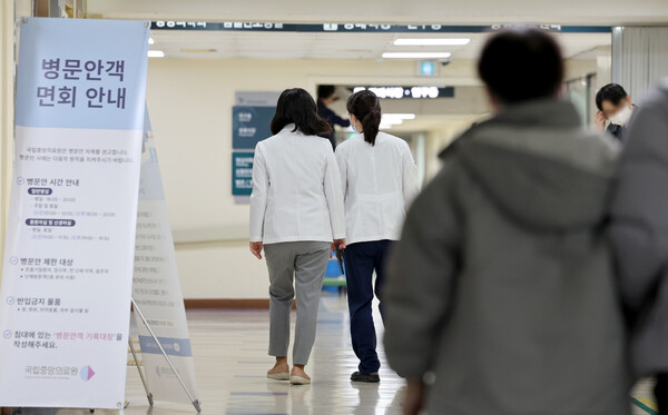 지난 12일 서울 중구 국립중앙의료원에서 의료진이 이동하고 있다. (사진=뉴스1)