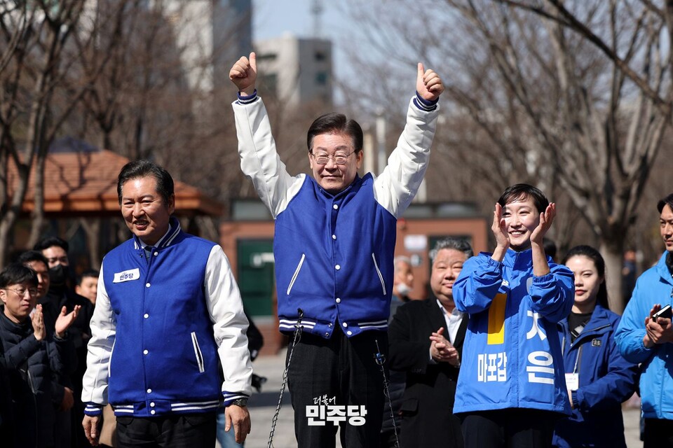 이재명(가운데) 민주당 대표가 지난 18일 서울 마포구 경의선숲길에서 서울 마포 현장 기자회견 및 거리인사를 하고 있다. (사진제공=민주당)