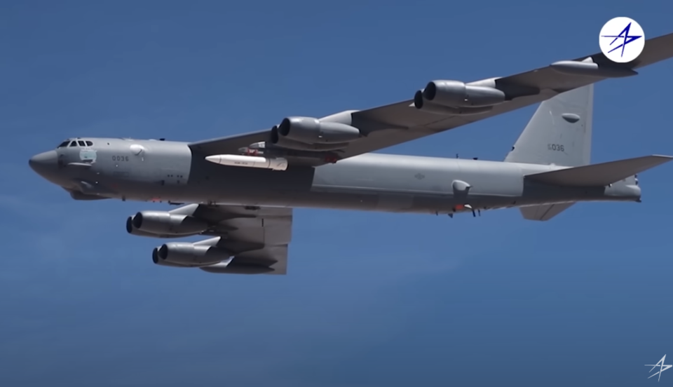  B-52 폭격기에 장착된 ARRW. (출처=록히드 마틴 유튜브 채널)