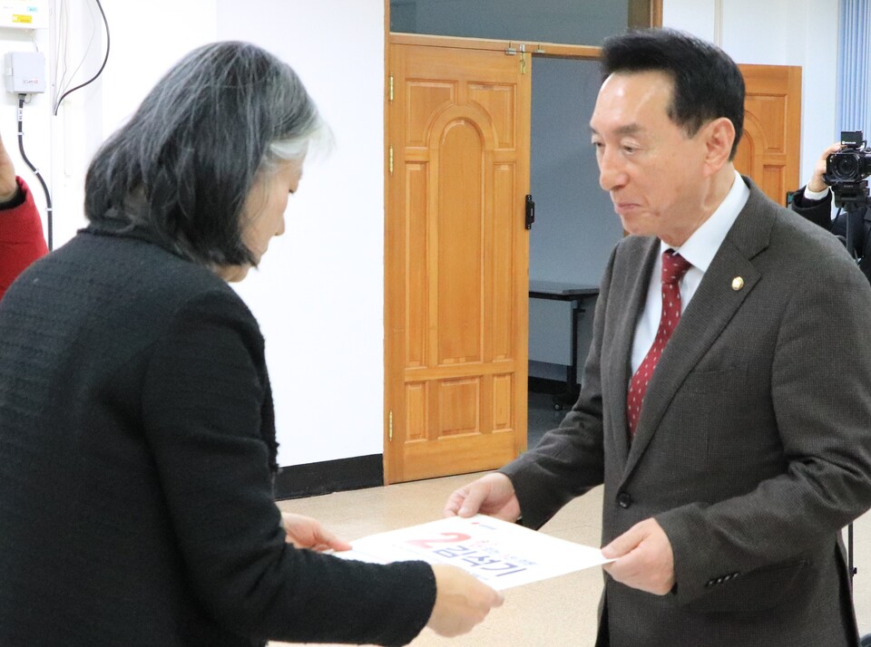 김석기(오른쪽) 국회의원이 21일 오전 경주선거관리위원회에 후보 등록서류를 제출하고 있다. (사진제공=김석기 의원실)