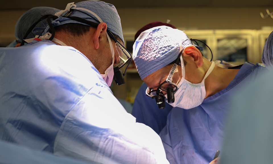 매사추세츠 종합병원 의료진이 장기이식 수술을 하고 있다. (출처=MGH 홈페이지)