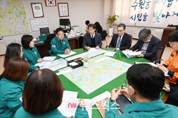 김현수(왼쪽 중앙) 수원시 제1부시장이 응급의료협의체 3차 긴급회의에서 발언하고 있다. (사진제공=수원시)