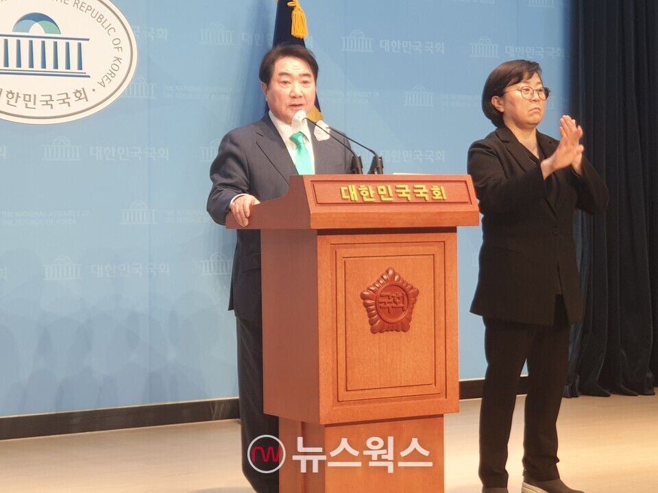 이석현 '새로운미래' 고문이 22일 국회소통관 기자회견을 통해 서울 강북을 출마 선언을 하고 있다. (사진=원성훈 기자)