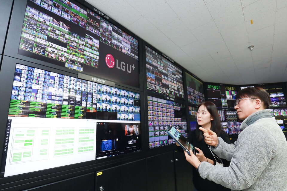LG유플러스 임직원이 안양사옥에서 방송 회선을 관제하는 모습.  (사진제공=LG유플러스)