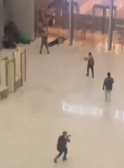모스크바 크로커스 시티홀 로비에서 테러범들이 시민들을 향해 총격을 가하고 있다. (출처=엑스)