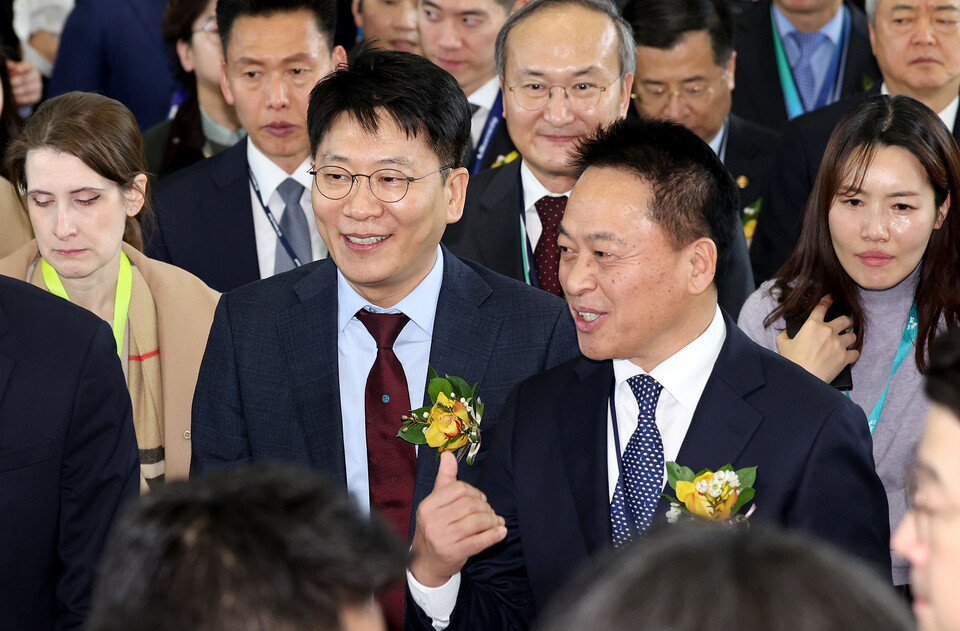 김동명 LG에너지솔루션 대표이사 사장(왼쪽)과 최윤호 삼성SDI 대표이사가 6일 오후 서울 강남구 코엑스에서 열린 인터배터리 2024 부스를 살펴보며 대화를 나누고 있다. (사진=뉴스1)