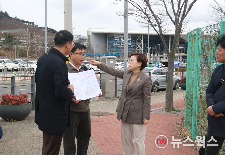 국민의힘 김정재(왼쪽 세 번째) 의원이 25일 KTX 포항역 앞에서 국가철도공단으로부터 KTX 포항역 교통환경 개선추진안을 보고 받고 있다. (사진제공=김정재 의원실)