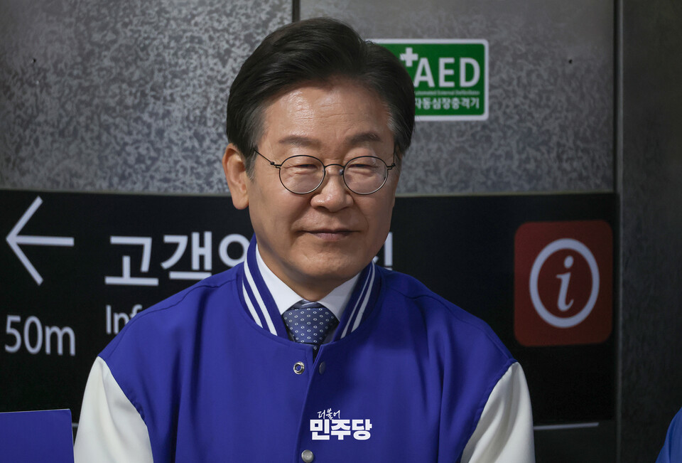 이재명 민주당 상임선대위원장이 26일 서울 서대문구 아현역에 방문해 출근길 인사를 하고 있다. (사진제공=민주당)