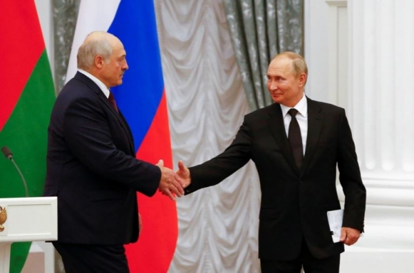 푸틴 러시아 대통령(오른쪽)이 루카셴코 벨라루스 대통령과 악수하고 있다. (사진=루카센코 페이스북)