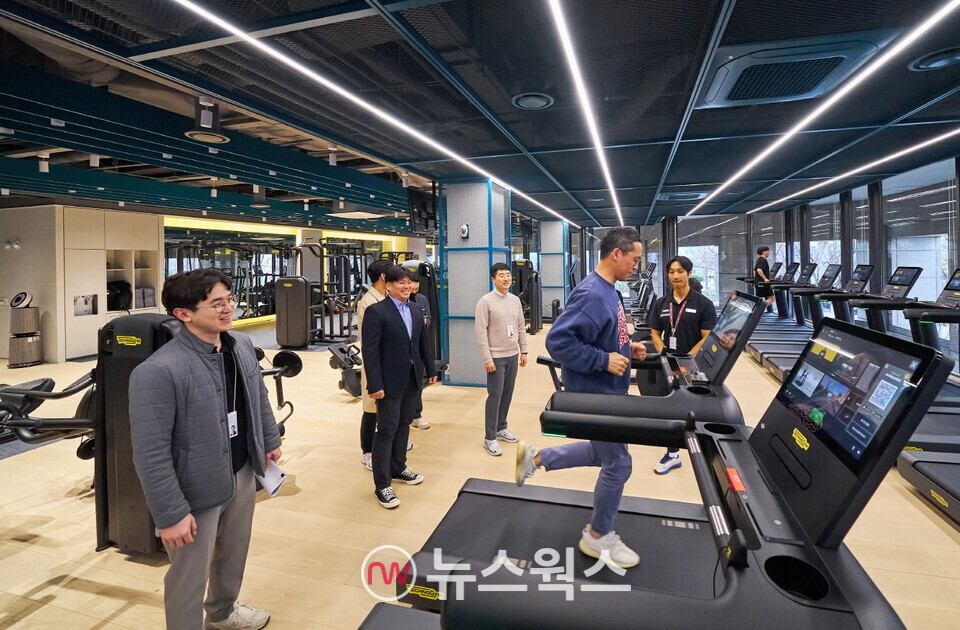 LG 직원들이 LG트윈타워 동관 2층에 신규 조성된 ‘트윈 피트니스’에서 운동기구를 체험하고 있다. (사진제공=LG)