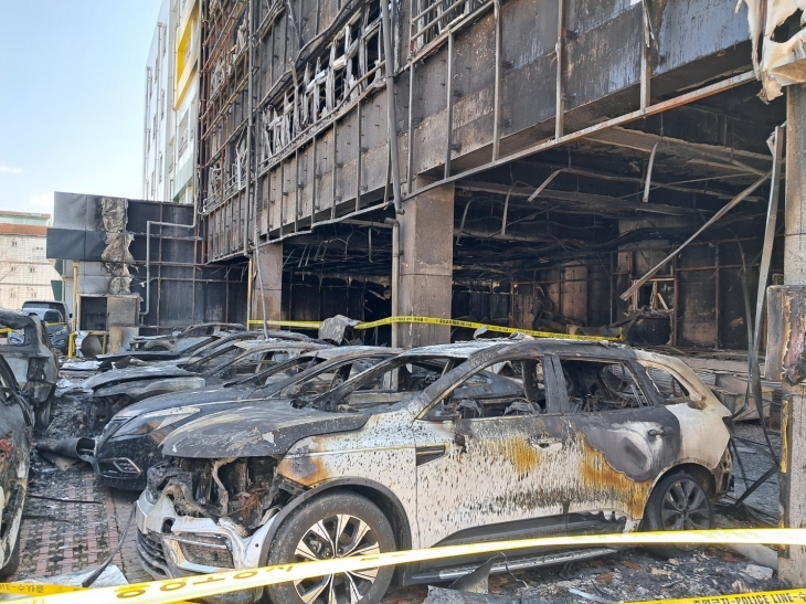 지난 18일 발생한 제석초등학교 화재 현장. 교실과 차량 19대가 화재 피해를 입었다. (출처=SNS)