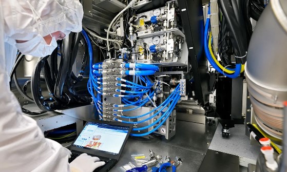 ASML 엔지니어들이 장비를 테스트하고 있다. (출처=ASML 홈페이지)