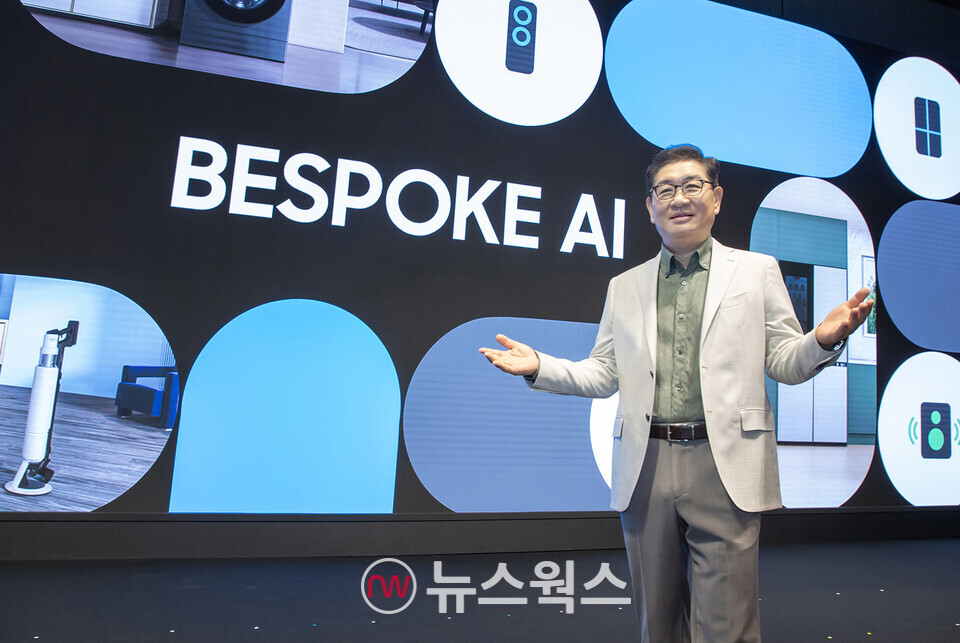 삼성전자 DX부문장 한종희 부회장이 비스포크 AI 미디어데이에서 신제품을 소개 하고 있다. (사진제공=삼성전자)