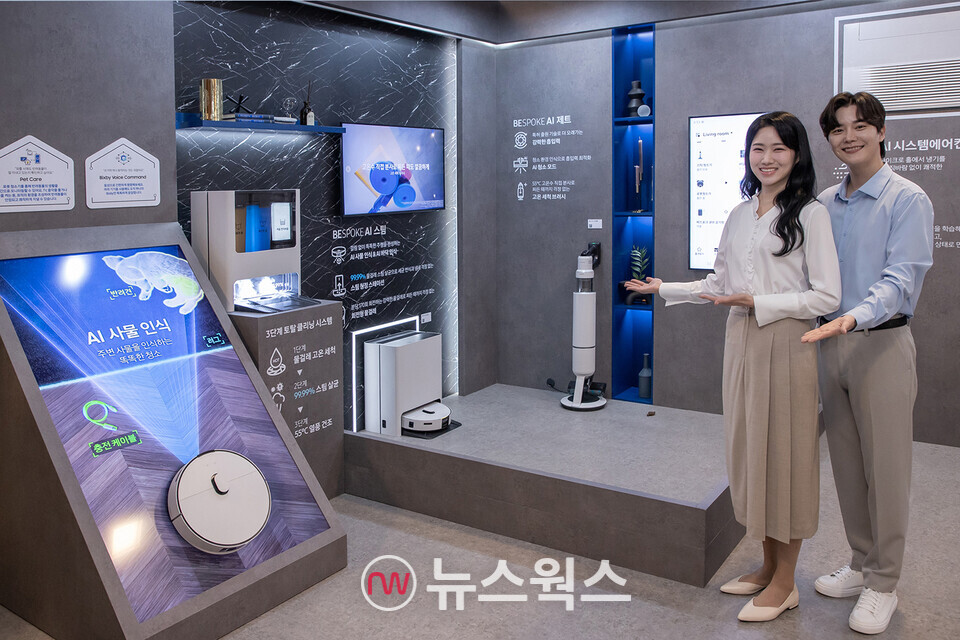 삼성전자 모델이 AI 사물인식 기능을 탑재한 로봇청소기를 소개하고 있다. (사진제공=삼성전자)