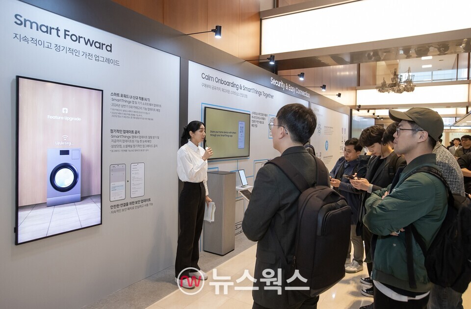 미디어데이 참석자들이 AI 기반으로 연결성과 사용성이 업그레이드된 신제품을 체험하고 있다. (사진제공=삼성전자)