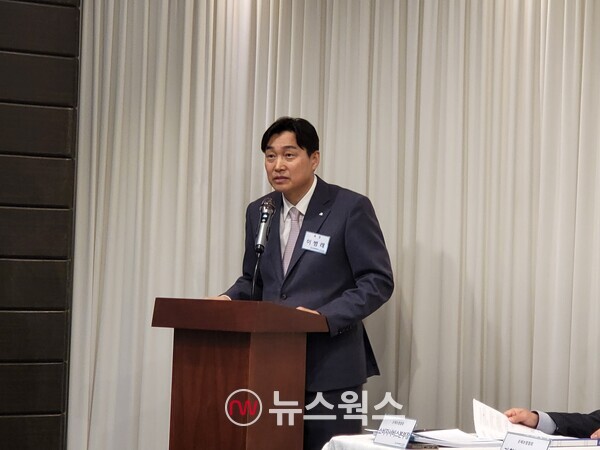이병래 손해보험협회장이 3일 오전 서울 종로구에 위치한 음식점에서 열린 기자간담회에서 '올해 성장전략 방안'을 발표하고 있다. (사진=백종훈 기자)