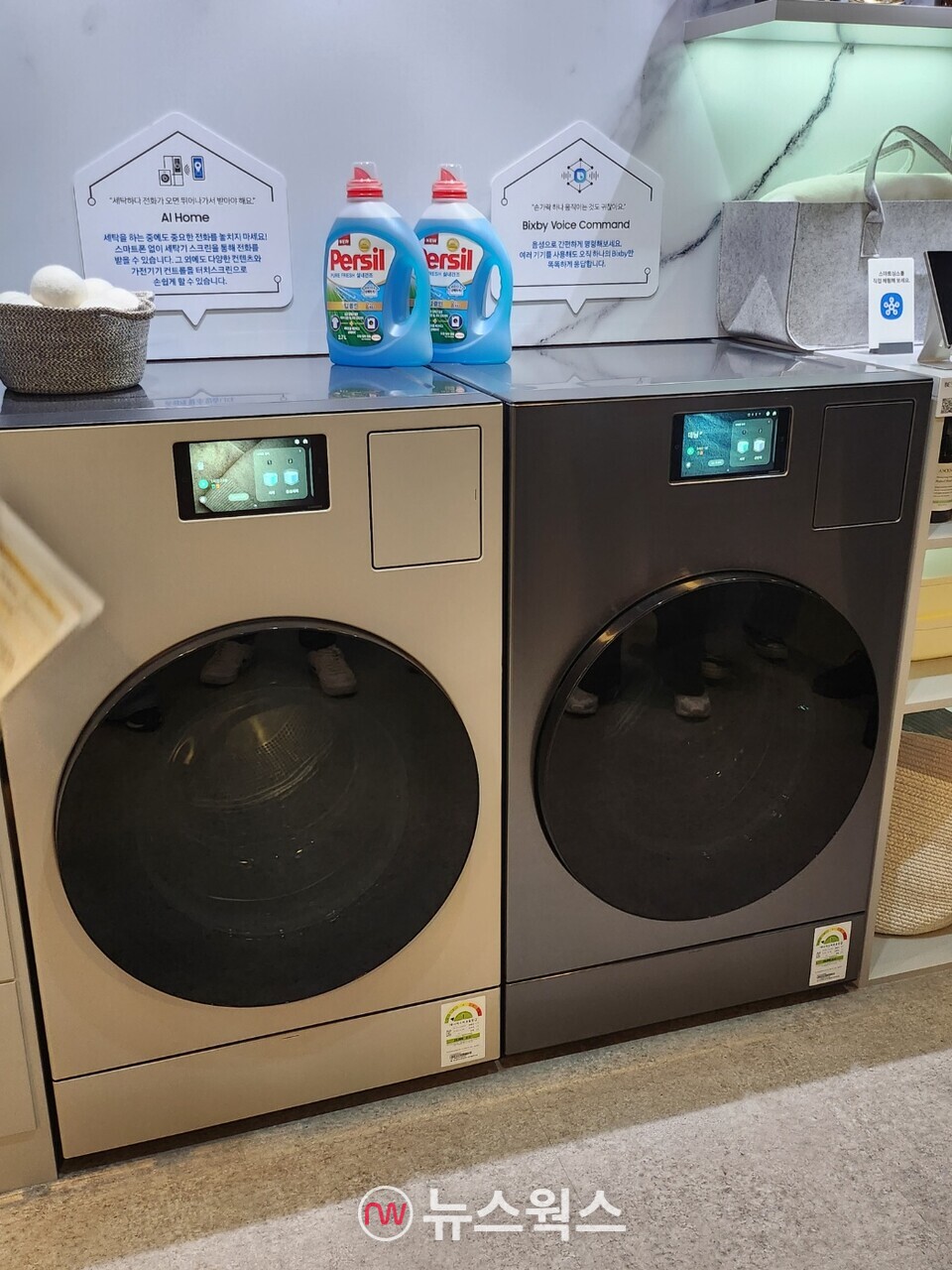 도슨트 투어에 전시된 올인원 세탁건조기 '비스포크 AI 콤보'. 전면에 장착된 화면을 통해 다양한 정보는 물론, 안방에서 보던 TV 화면까지 그대로 전달해 준다. (사진=채윤정 기자)