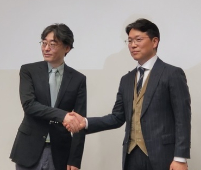 임종윤(왼쪽) 한미사이언스 사내이사와 임종훈 사내이사가 지난달 열린 한미사이언스 정기 주주총회에서 승리한 뒤 악수를 하고 있다. (사진=뉴스1)