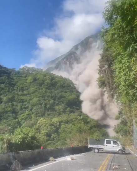 3일 발생한 대만 강진으로 산사태가 일어나자, 한 트럭이 황급히 방향을 바꾸고 있다. (출처=엑스)