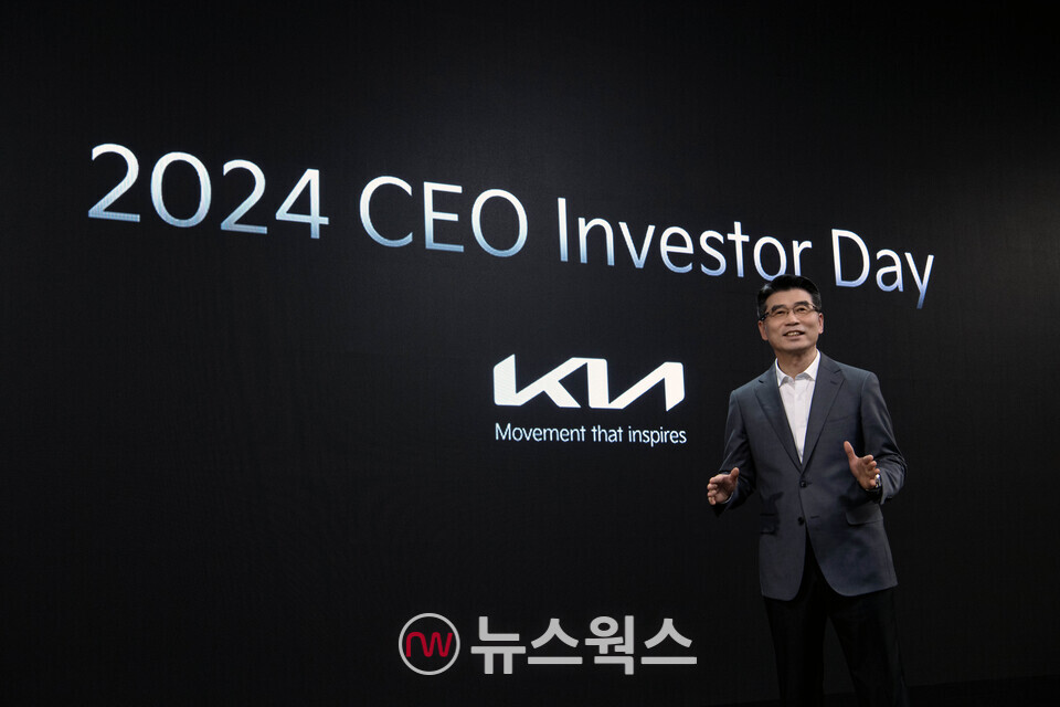 송호성 기아 사장이 5일 ‘2024 CEO 인베스터 데이’에서 기아의 중장기 사업 전략과 재무 목표에 대해 설명하고 있다. (사진제공=기아)