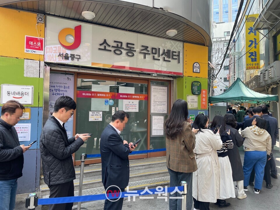 지난 5일 제22대 국회의원선거 사전투표 첫날 종로구 소공동주민센터에 투표자들이 줄을 서있다. (사진=김다혜 기자)