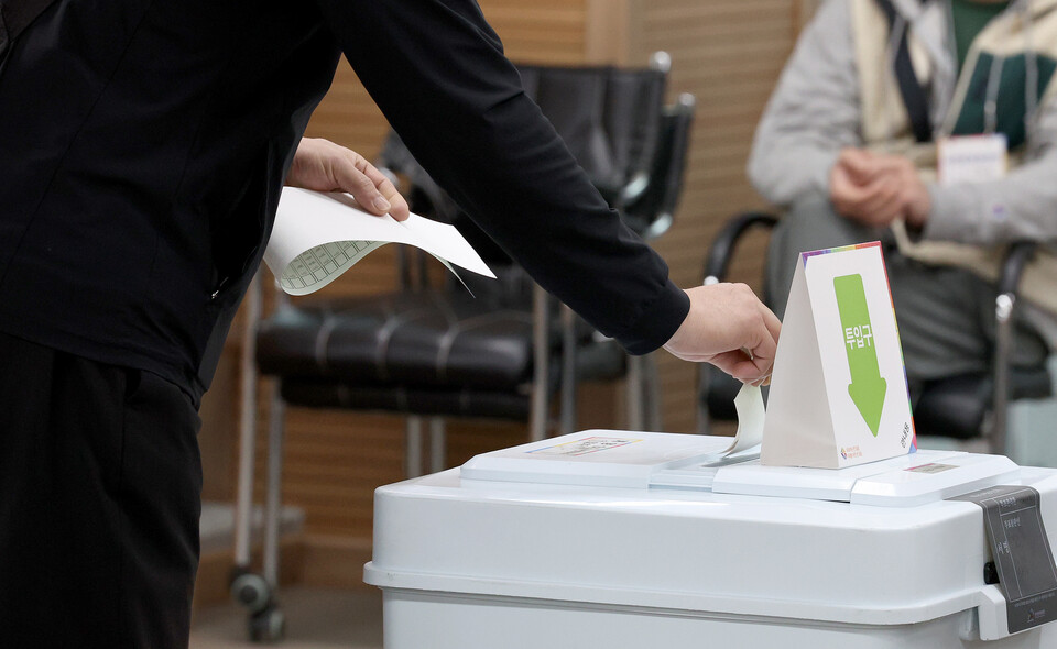 제22대 국회의원 선거 사전투표 첫날인 5일 오전 인천 계양구 계양3동 행정복지센터에 마련된 사전투표소에서 유권자가 투표를 하고 있다. (사진=뉴스1)