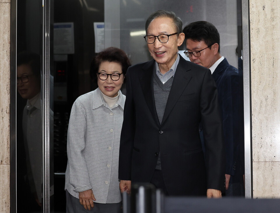 이명박 전 대통령과 부인 김윤옥 여사가 10일 오전 서울 강남구 국민연금공단 서울남부지역본부에 마련된 제22대 국회의원 선거 투표소에서 투표를 하기 위해 이동하고 있다.(사진=뉴스1)