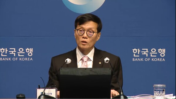 이창용 한은 총재가 지난 12일 통화정책방향 기자간담회를 진행하고 있다. (출처=한국은행 유튜브)
