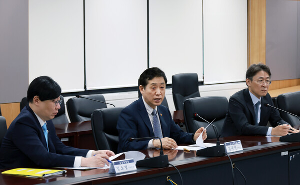김주현(가운데) 금융위원장이 15일 오전 서울 종로구 정부서울청사에서 긴급시장점검회의를 개최하고, 이란-이스라엘간 군사적 충돌에 따른 시장 영향과 대응방안을 논의하고 있다. (출처=금융위원회)