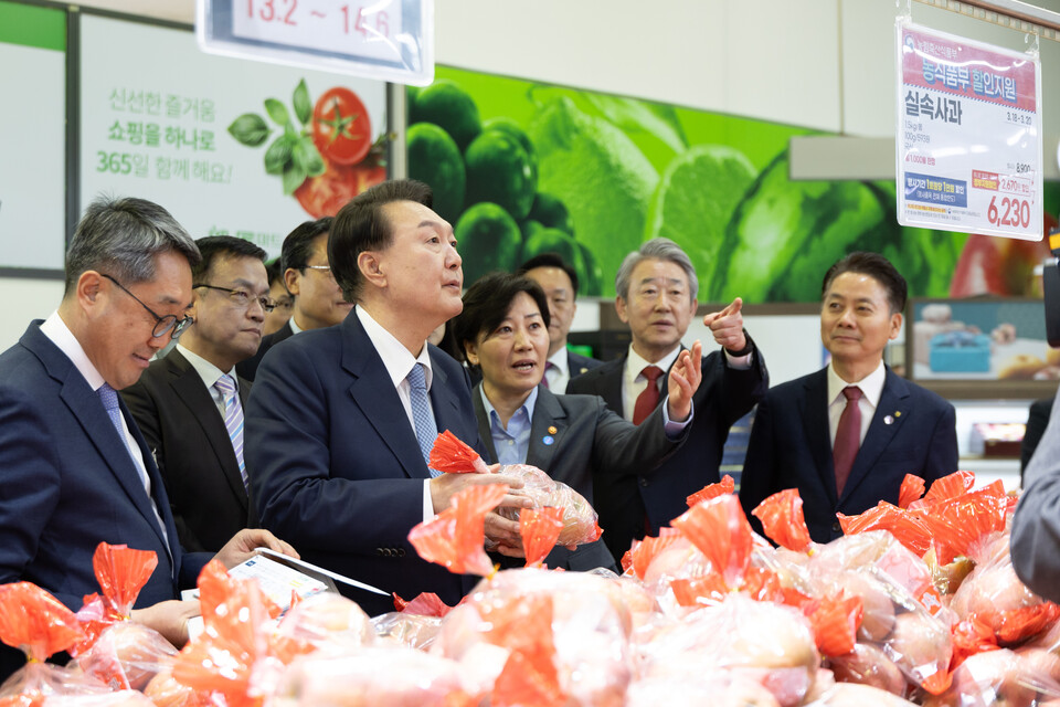 윤석열 대통령이 지난달 18일 민생경제점검회의에 앞서 서울 서초구 하나로마트 양재점을 방문해 농축수산물 수급 상황과 가격 동향 등을 점검하고 있다. (사진제공=대통령실)