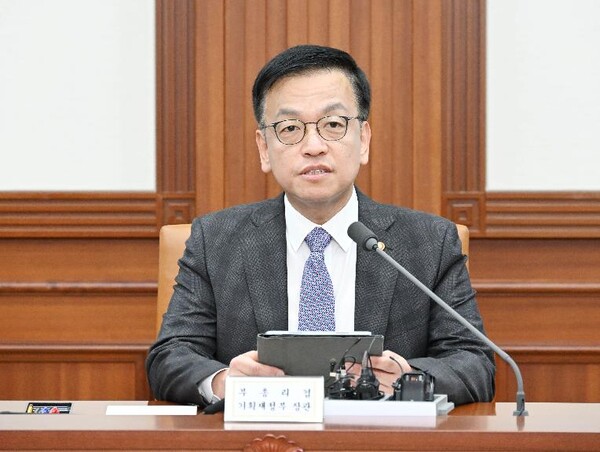 최상목 부총리가 정부서울청사에서 열린 '비상경제장관회의'를 주재하고 있다. (사진제공=기획재정부)