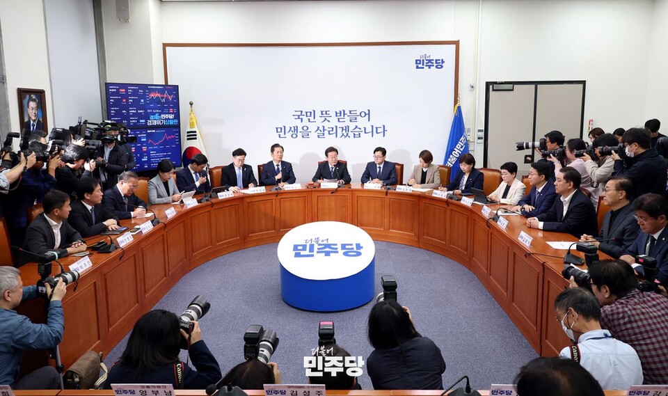 이재명(가운데) 민주당 대표가 15일 국회에서 열린 '민주당 최고위원회의'에서 발언하고 있다. (사진제공=민주당)