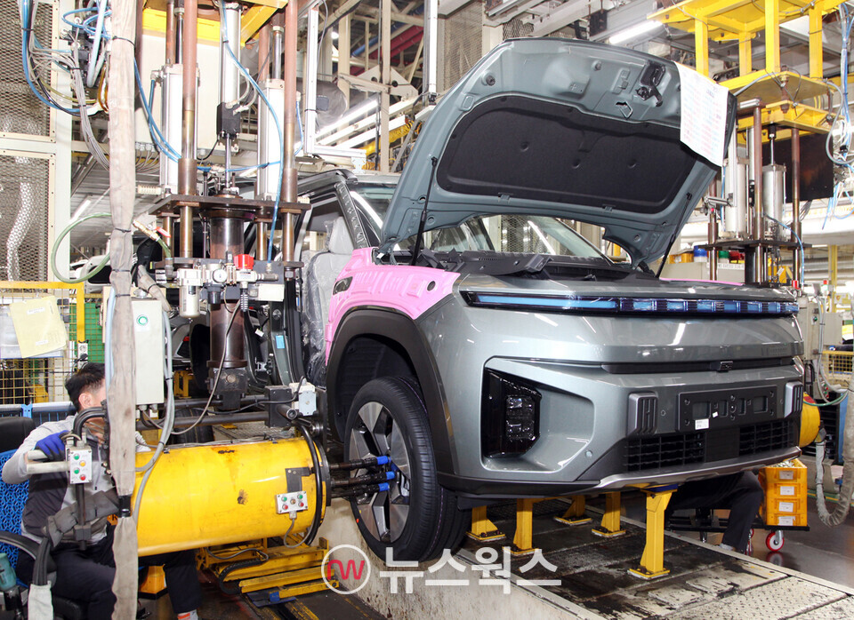 KG모빌리티 평택공장 조립 파이널 라인에서 토레스 EVX에 타이어가 장착되는 모습. (사진제공=KG모빌리티)