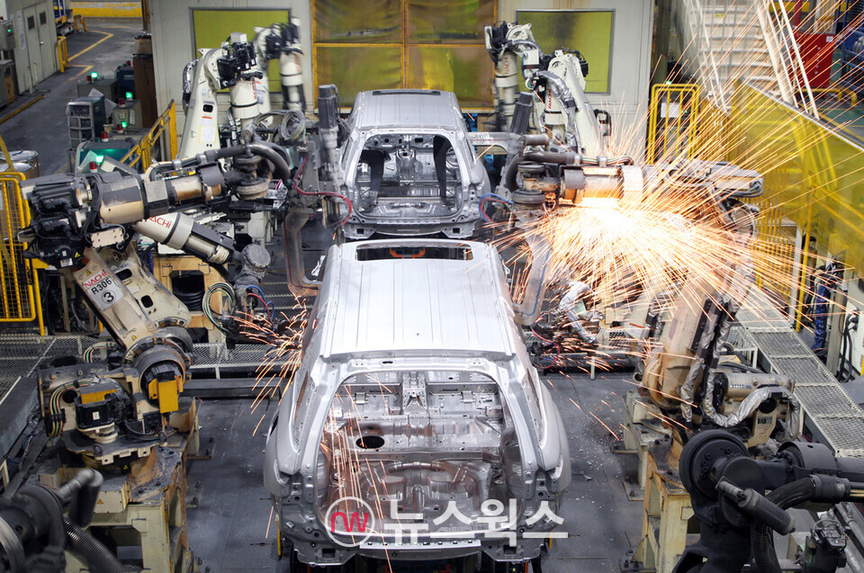 KG모빌리티 평택공장 차체 라인에서 로봇들이 차를 용접하고 있다. (사진제공=KG모빌리티)