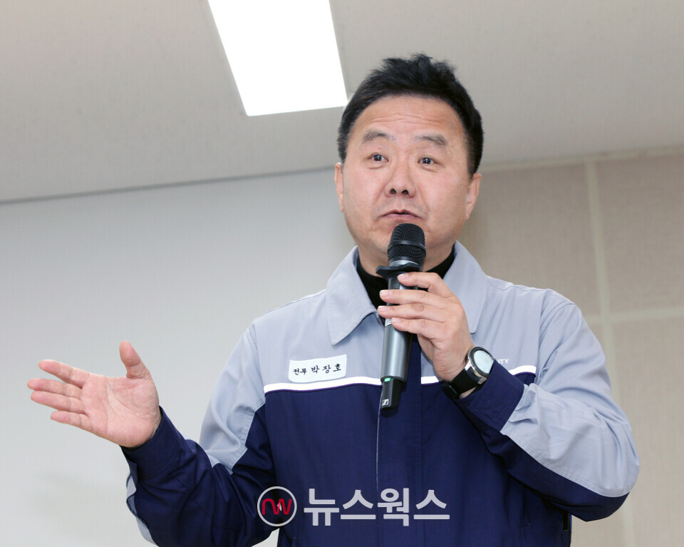 지난 23일 KG모빌리티 평택공장에서 박장호 생산본부장이 기자들의 질문에 답변하고 있다. (사진제공=KG모빌리티)